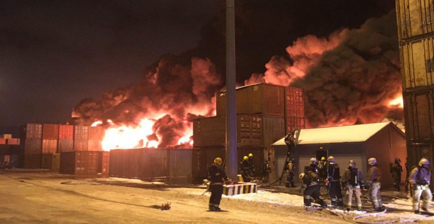 Эпичный пожарный снялся на фоне огромного пожара в Питере